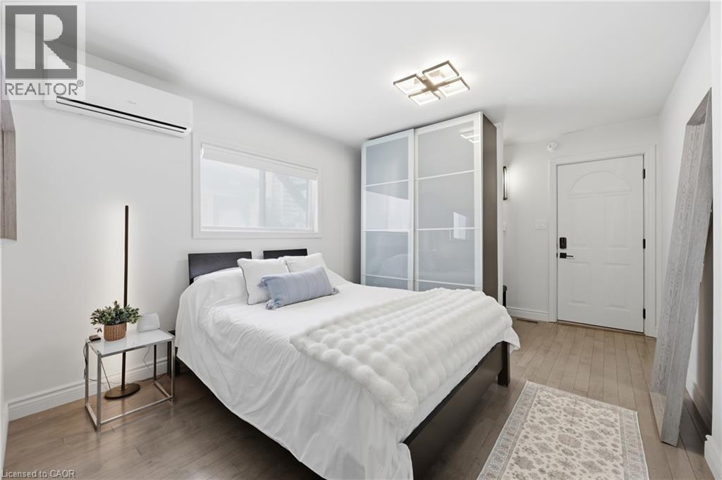 252 King Street W, Hamilton, ON - Indoor Photo Showing Bedroom