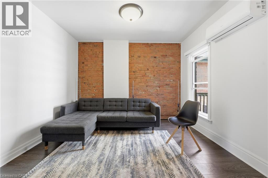 252 King Street W, Hamilton, ON - Indoor Photo Showing Living Room