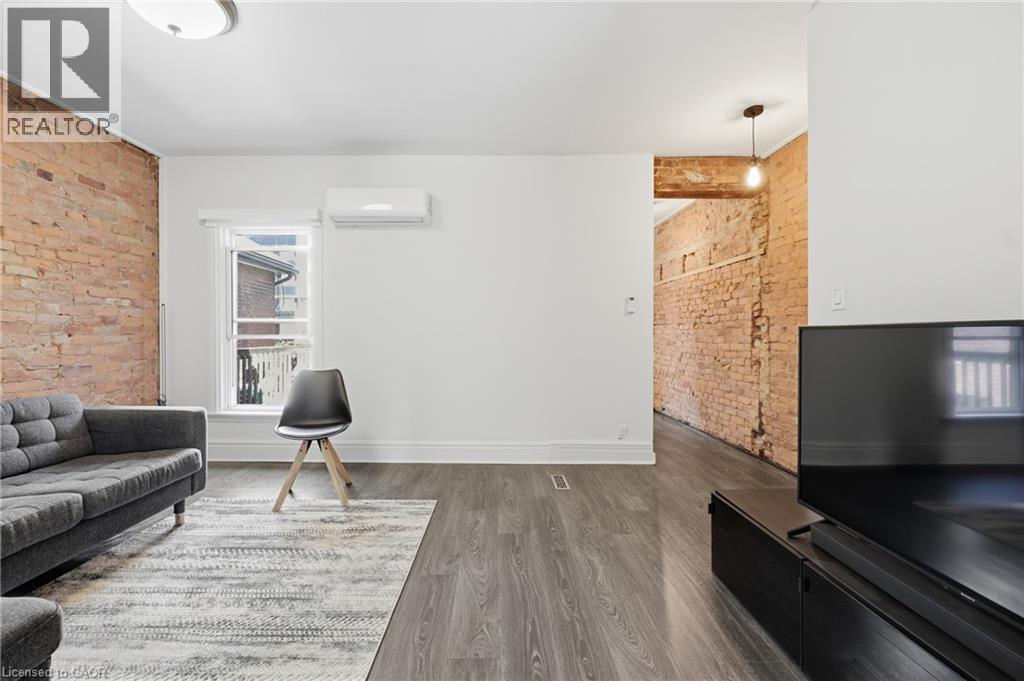 252 King Street W, Hamilton, ON - Indoor Photo Showing Living Room