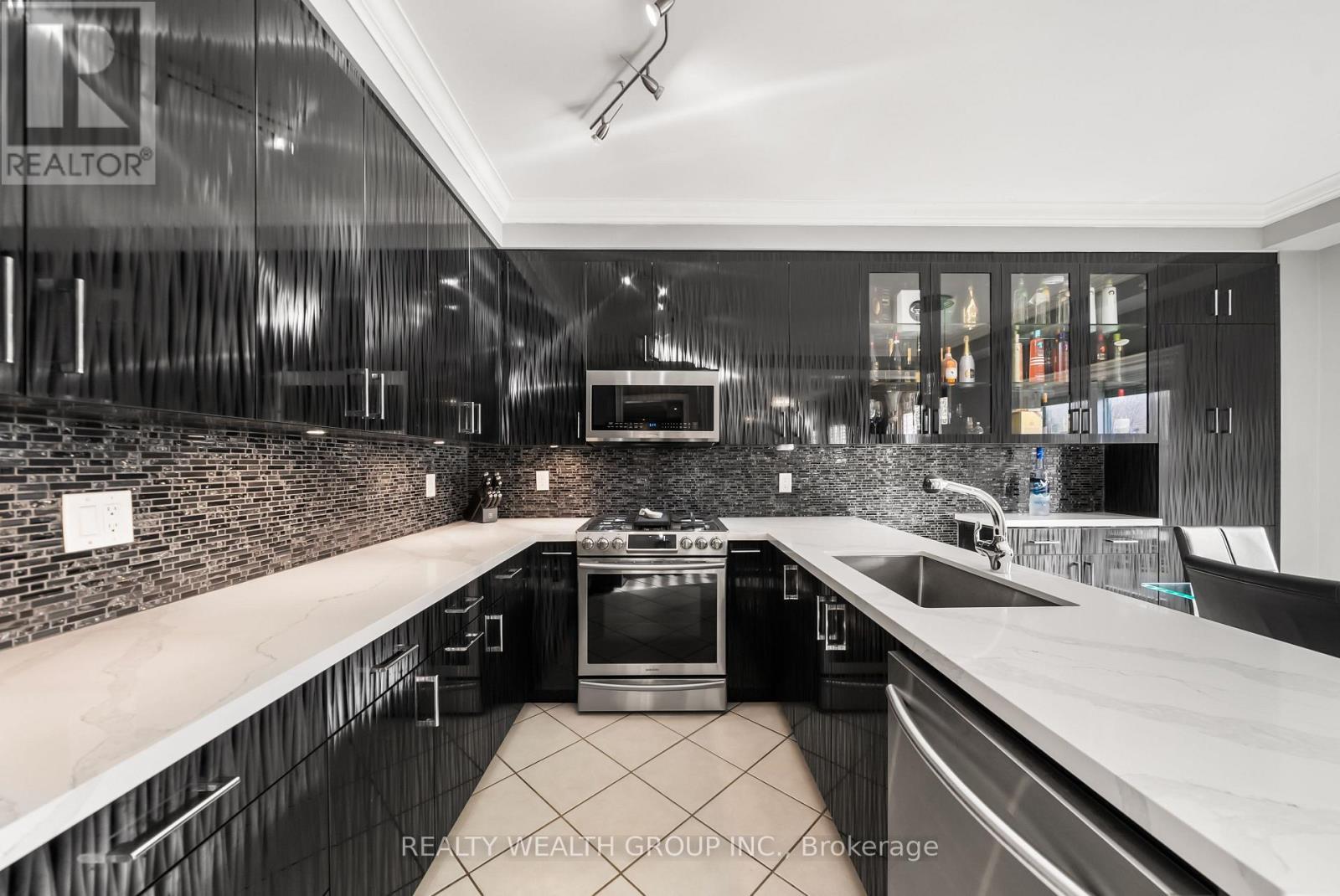 185 Regency View Heights, Vaughan, ON - Indoor Photo Showing Kitchen With Upgraded Kitchen