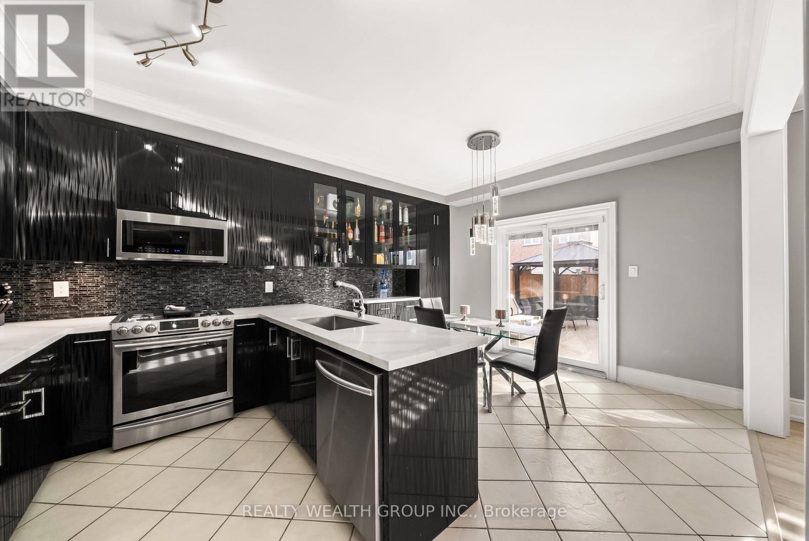 185 Regency View Heights, Vaughan, ON - Indoor Photo Showing Kitchen With Upgraded Kitchen