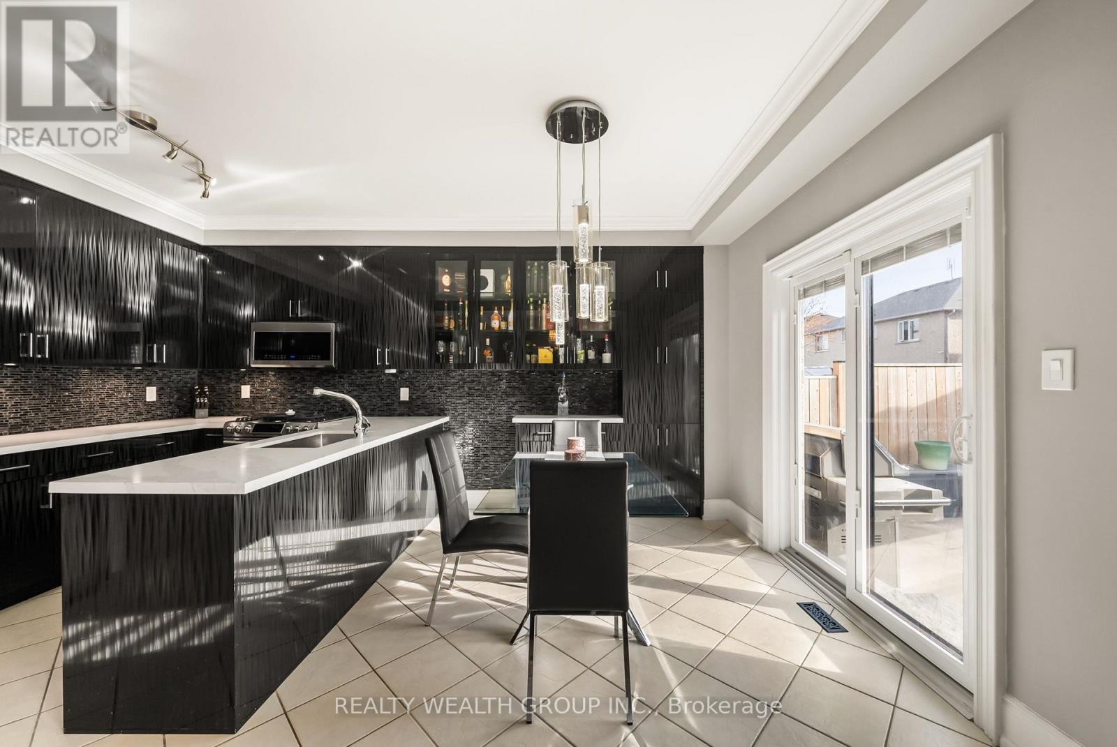 185 Regency View Heights, Vaughan, ON - Indoor Photo Showing Kitchen With Upgraded Kitchen