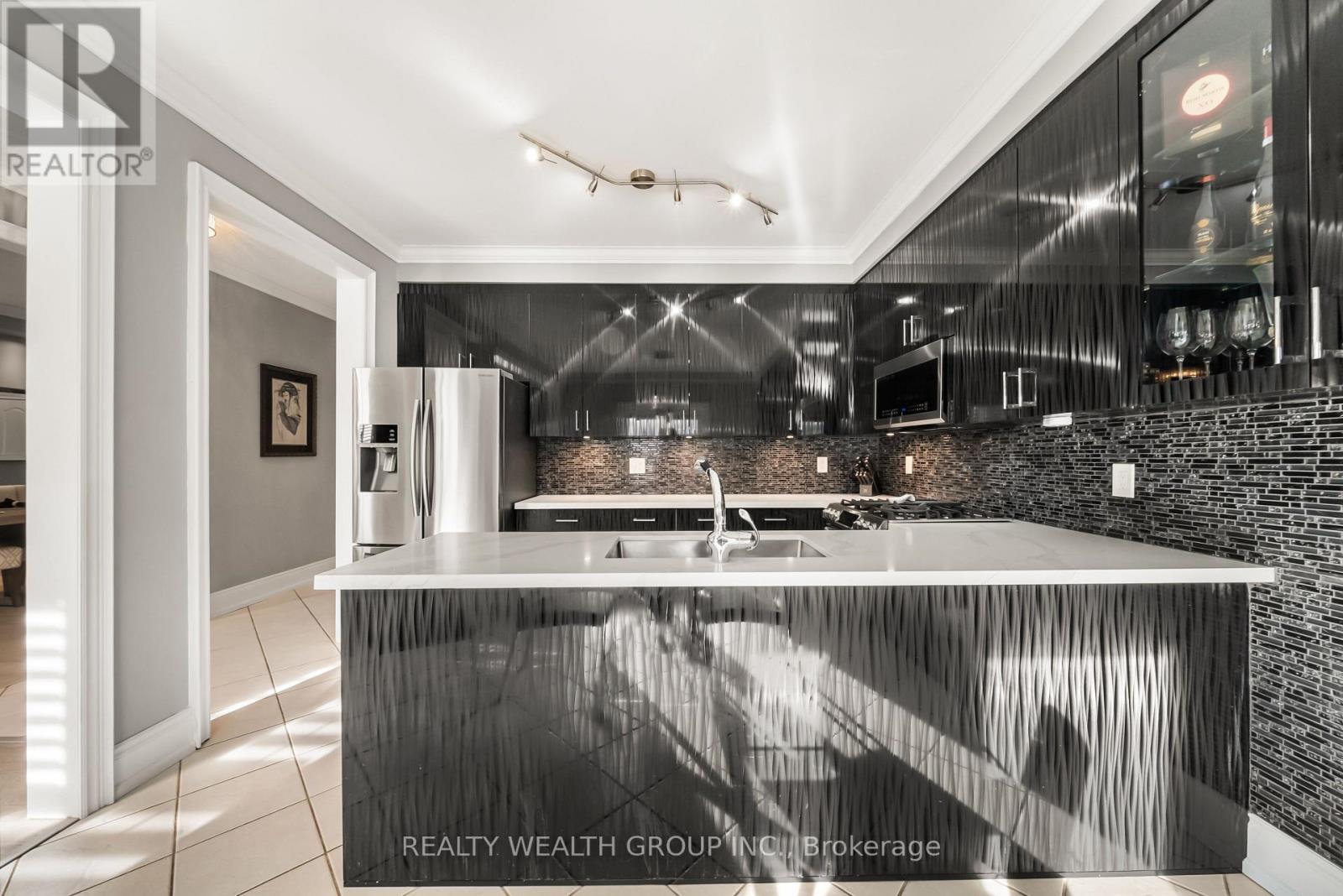 185 Regency View Heights, Vaughan, ON - Indoor Photo Showing Kitchen With Upgraded Kitchen