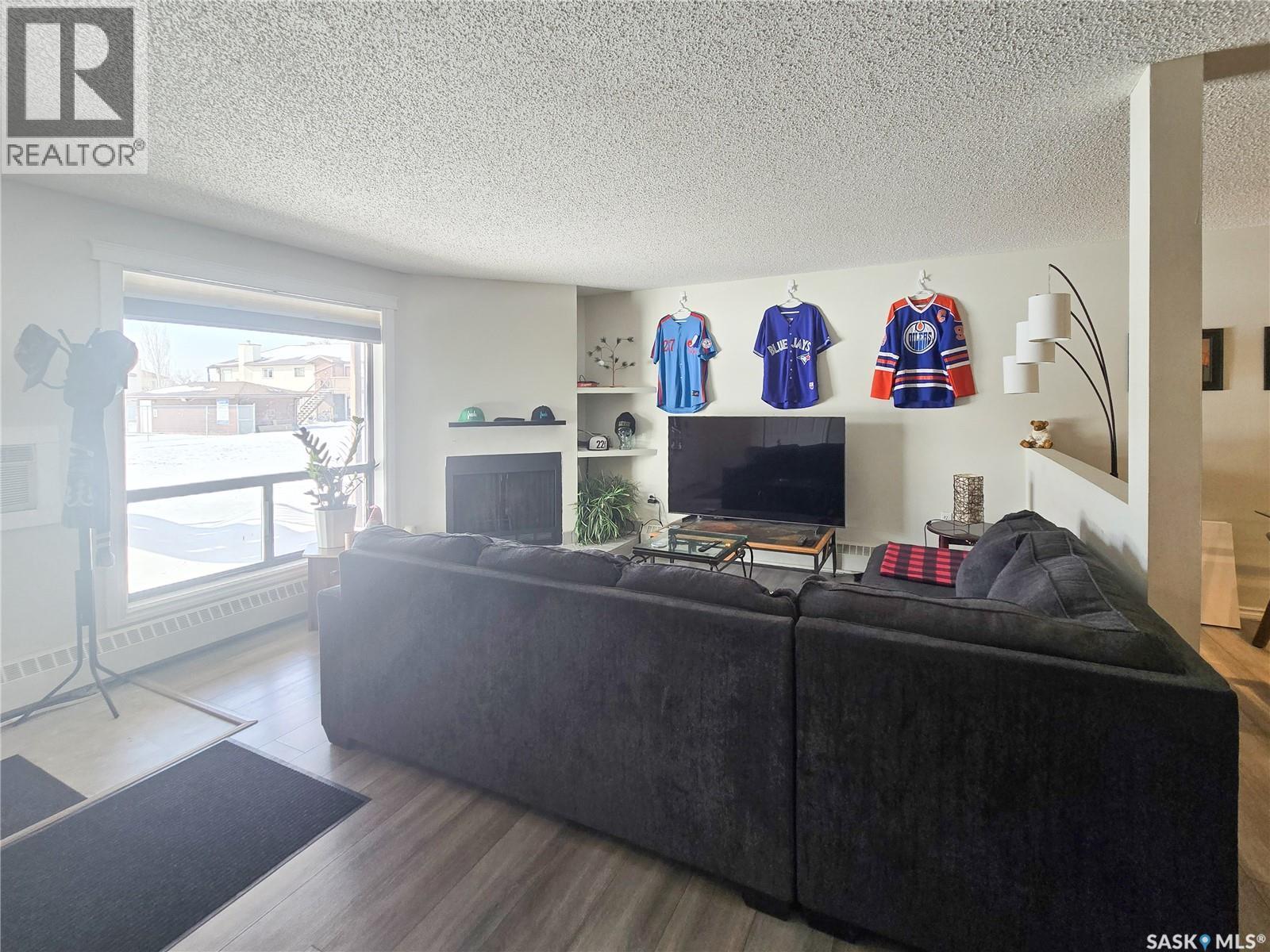 108 2931 Harding Street, Regina, SK - Indoor Photo Showing Living Room