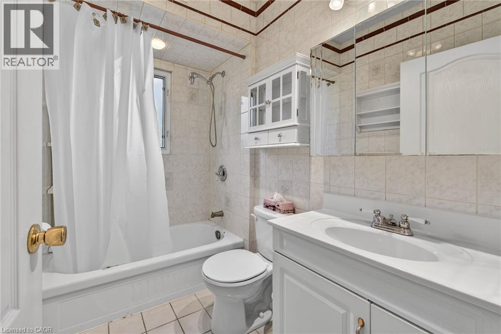 227 West 19Th Street, Hamilton, ON - Indoor Photo Showing Bathroom