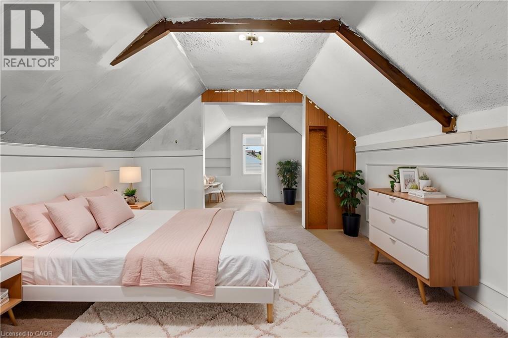 227 West 19Th Street, Hamilton, ON - Indoor Photo Showing Bedroom