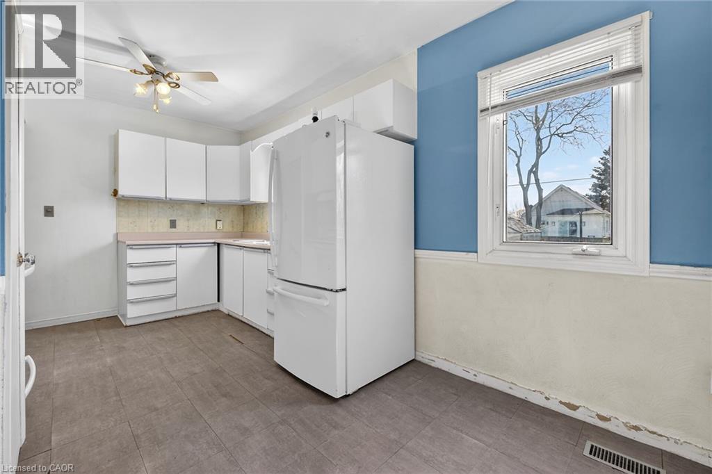 227 West 19Th Street, Hamilton, ON - Indoor Photo Showing Kitchen