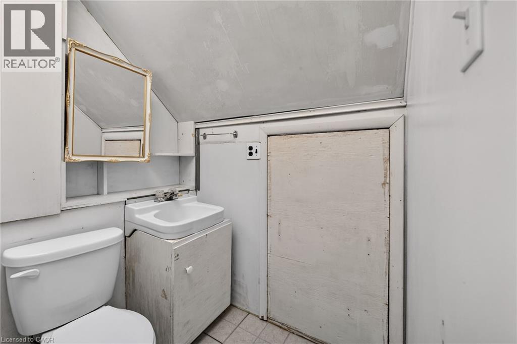 227 West 19Th Street, Hamilton, ON - Indoor Photo Showing Laundry Room