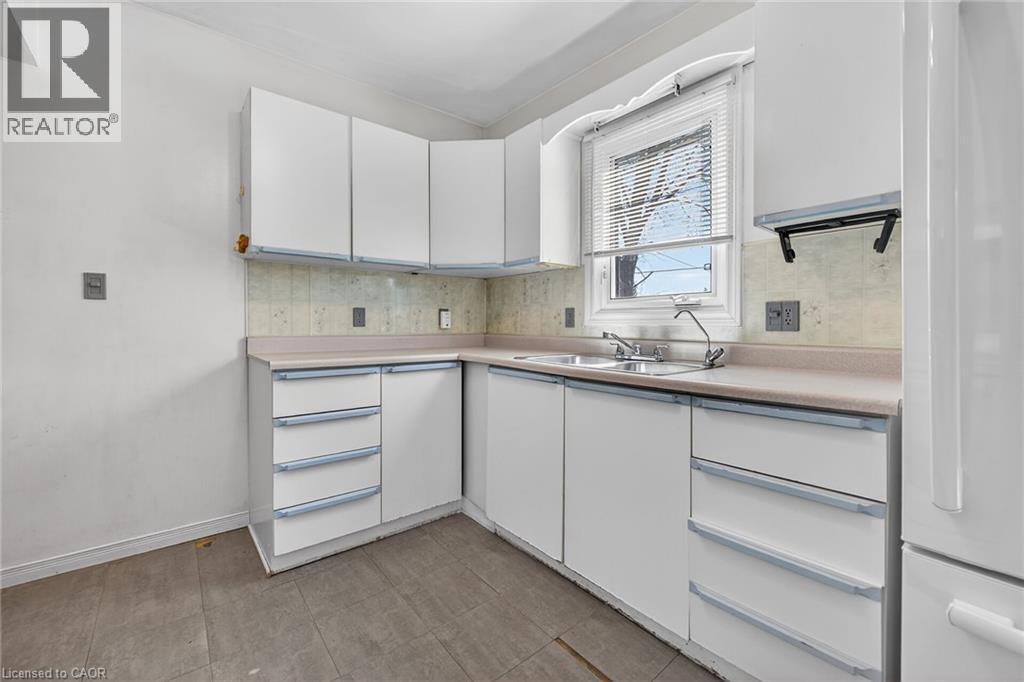 227 West 19Th Street, Hamilton, ON - Indoor Photo Showing Kitchen With Double Sink