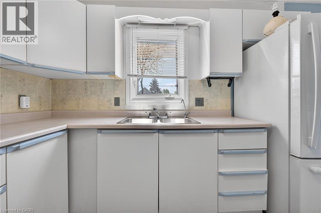 227 West 19Th Street, Hamilton, ON - Indoor Photo Showing Kitchen With Double Sink