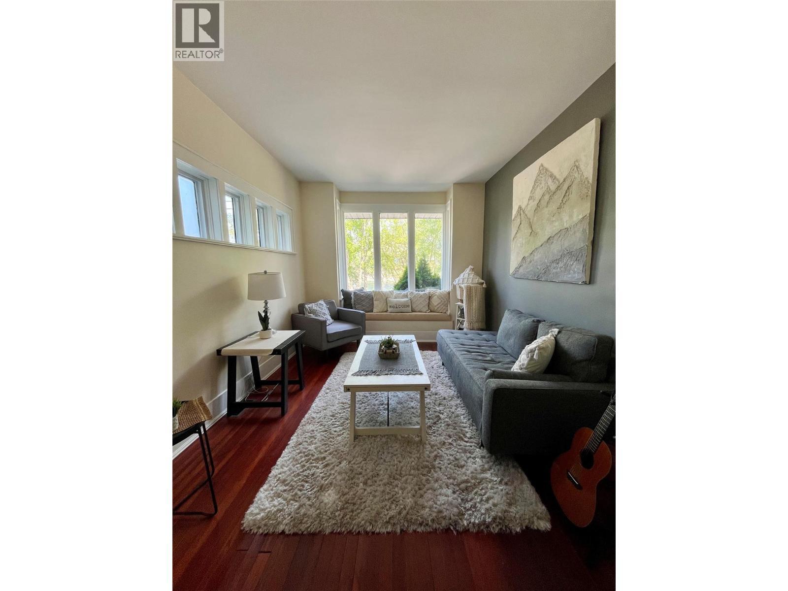 2070 Riverside Avenue, Trail, BC - Indoor Photo Showing Living Room