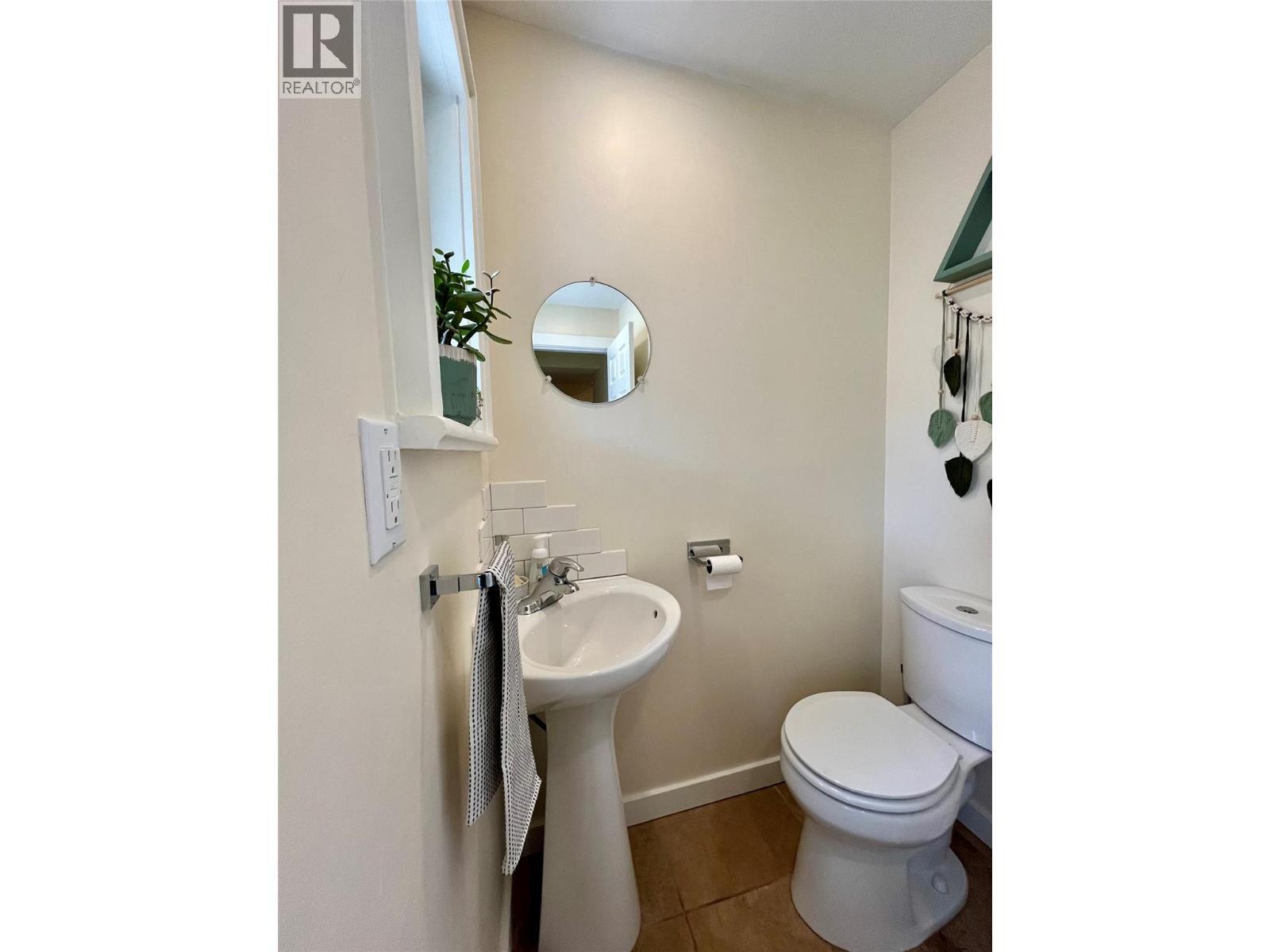 2070 Riverside Avenue, Trail, BC - Indoor Photo Showing Bathroom