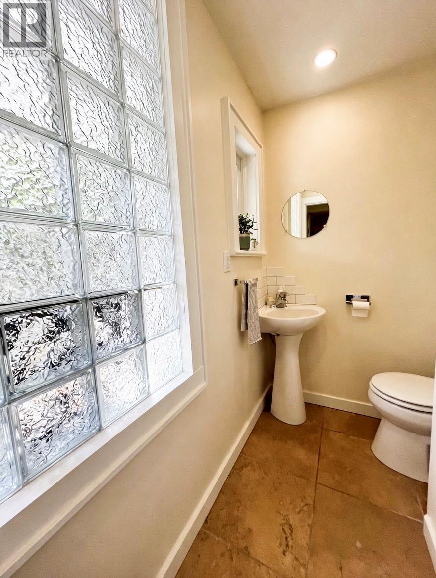 2070 Riverside Avenue, Trail, BC - Indoor Photo Showing Bathroom