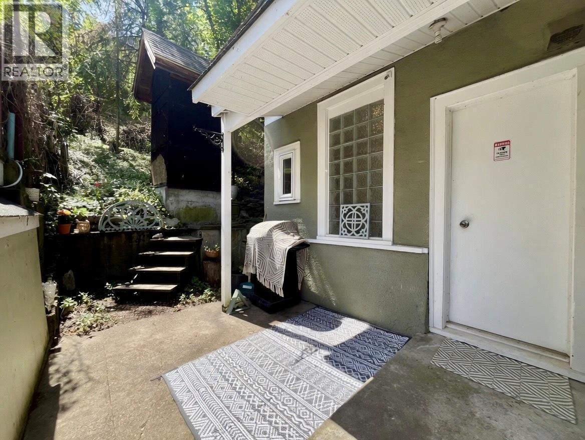 2070 Riverside Avenue, Trail, BC - Outdoor With Exterior