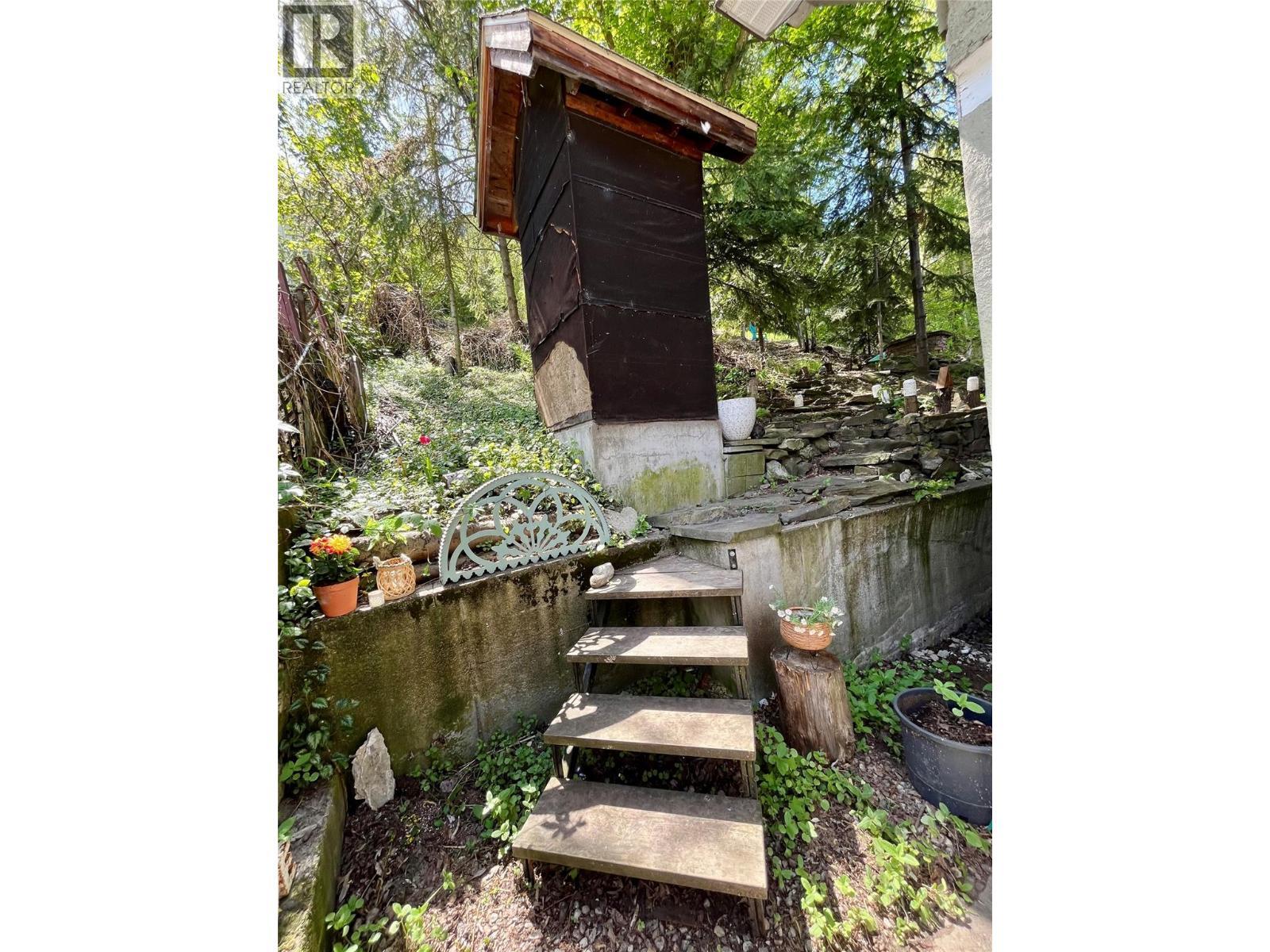 2070 Riverside Avenue, Trail, BC - Outdoor