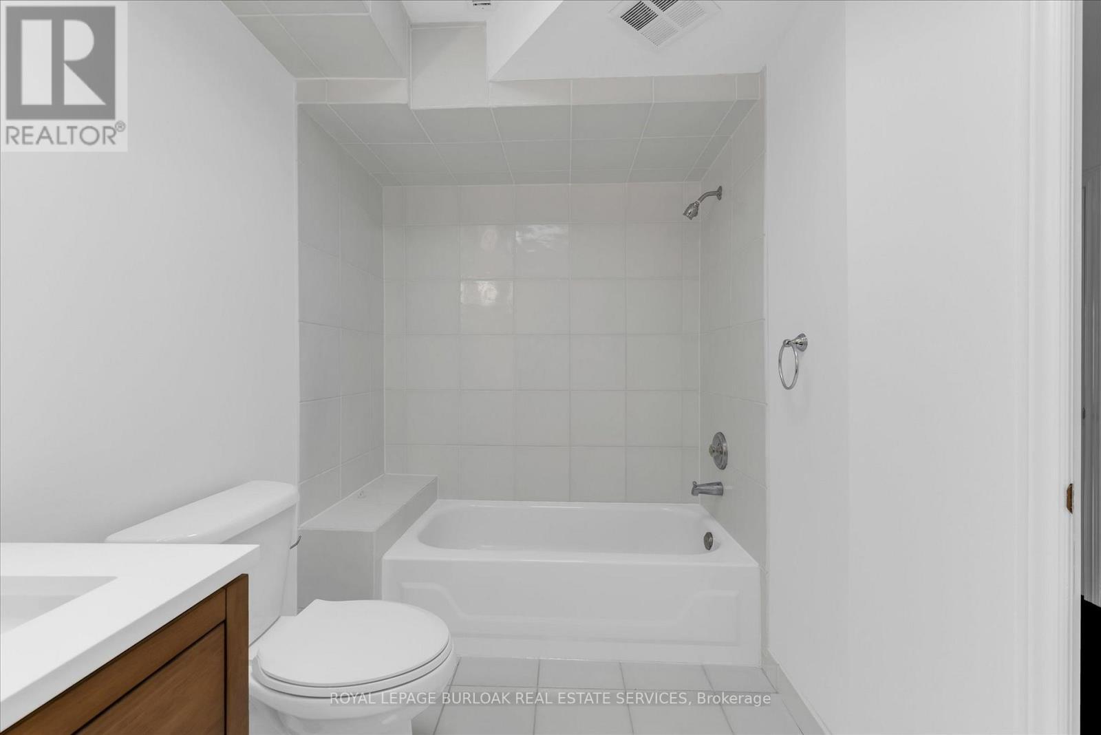 1389 Lakeshore Road, Burlington, ON - Indoor Photo Showing Bathroom