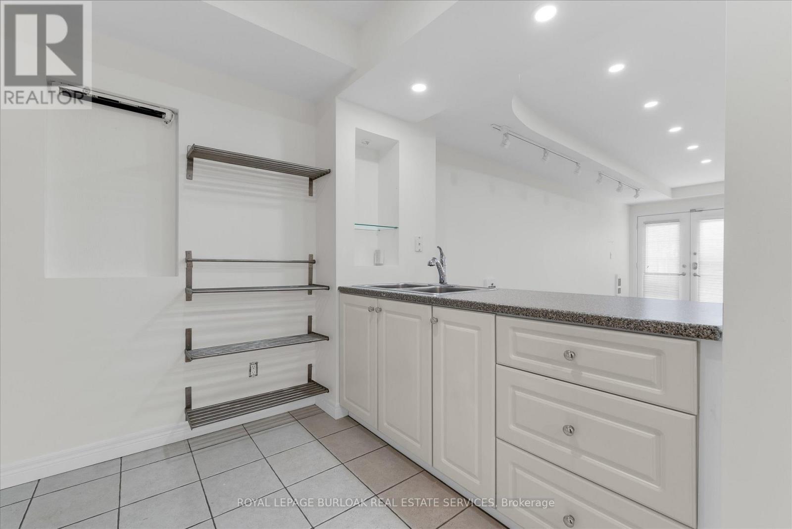 1389 Lakeshore Road, Burlington, ON - Indoor