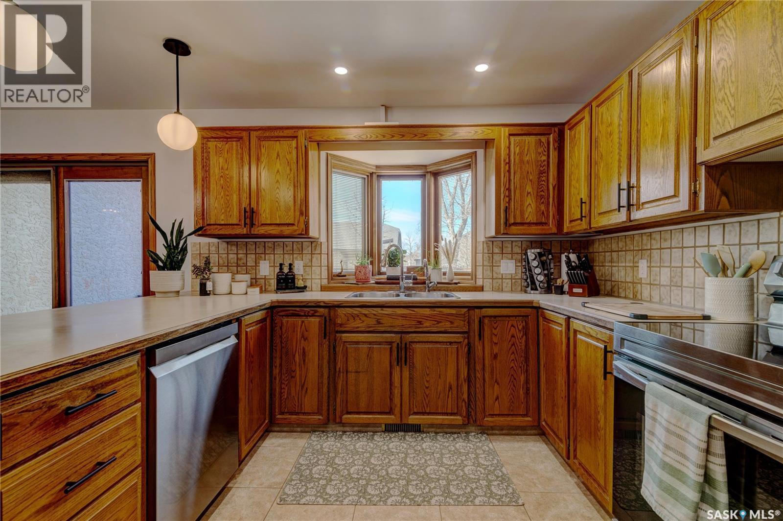 1434 Sidler Drive N, Regina, SK - Indoor Photo Showing Kitchen With Double Sink
