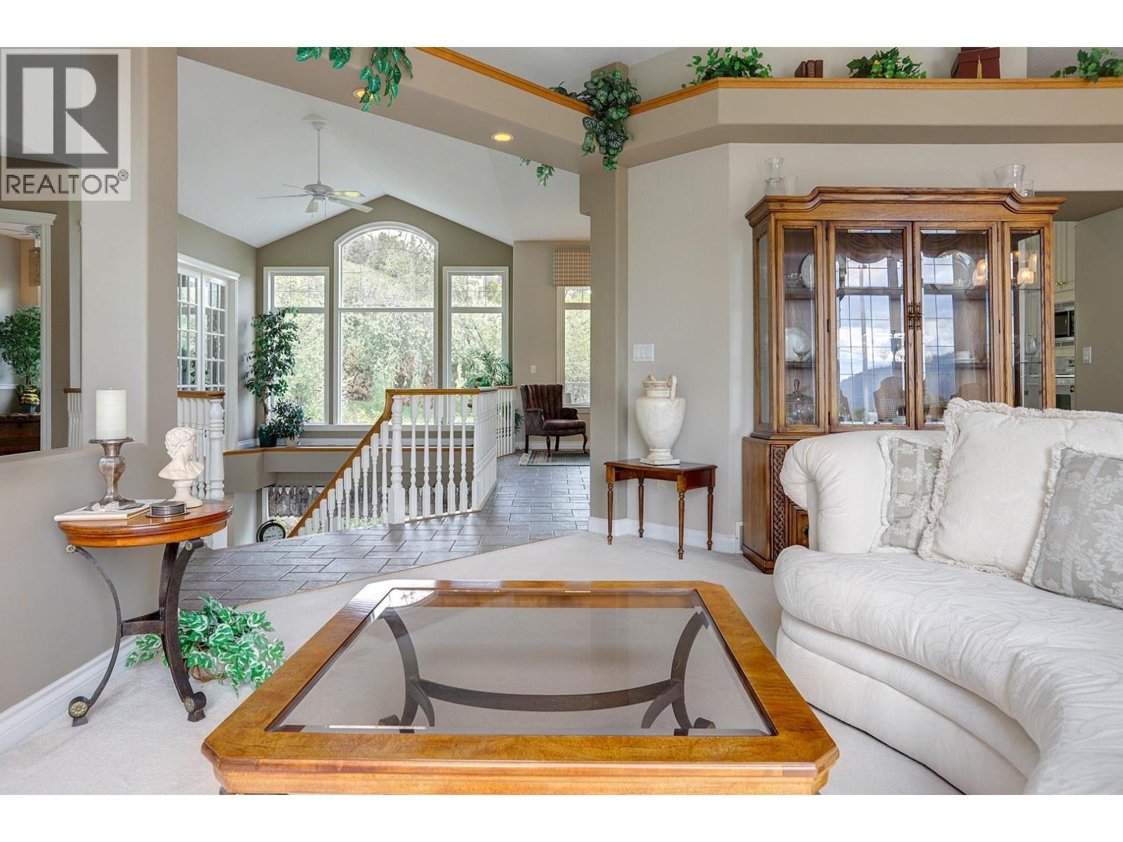 1101 Phoenix Drive, Vernon, BC - Indoor Photo Showing Living Room