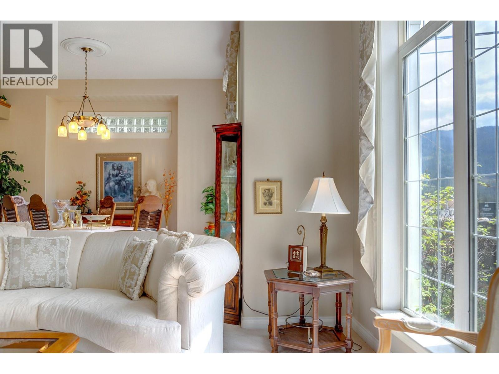 1101 Phoenix Drive, Vernon, BC - Indoor Photo Showing Living Room