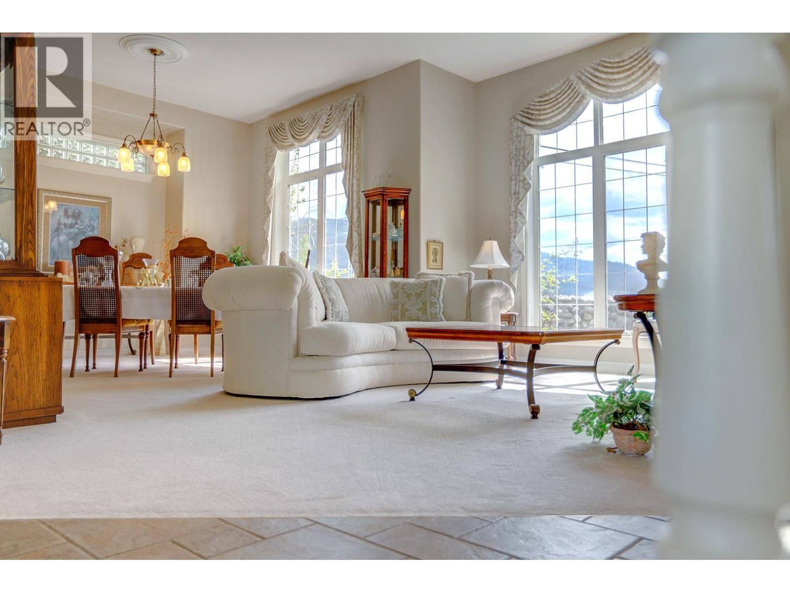 1101 Phoenix Drive, Vernon, BC - Indoor Photo Showing Living Room