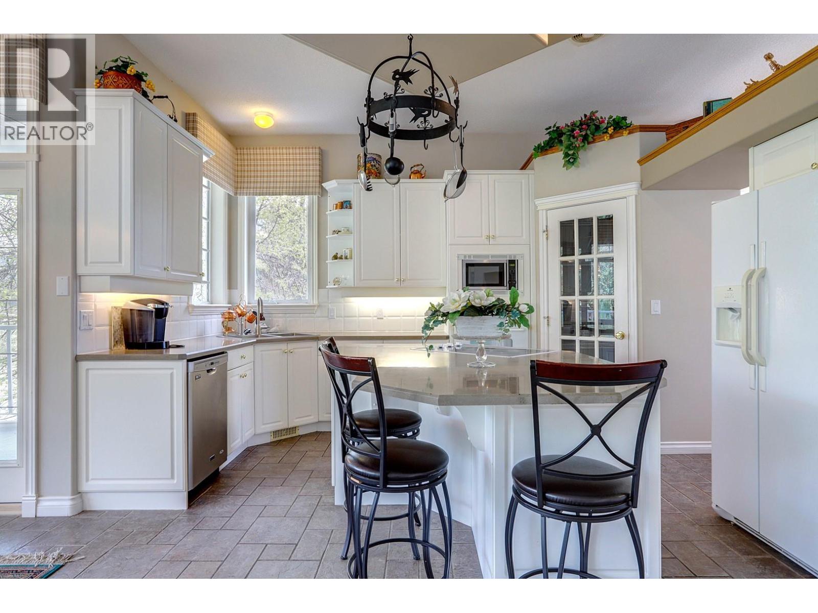 1101 Phoenix Drive, Vernon, BC - Indoor Photo Showing Kitchen