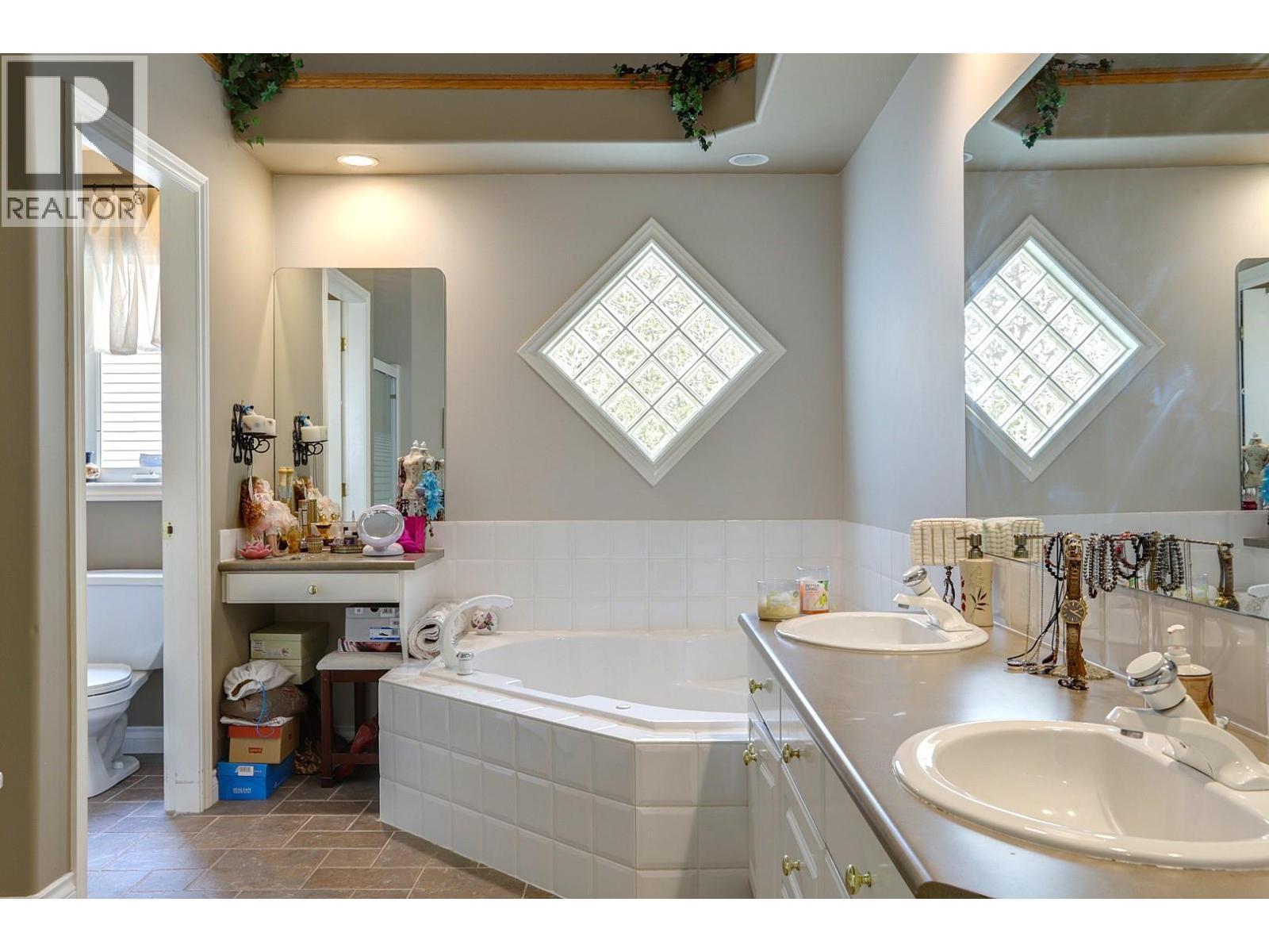 1101 Phoenix Drive, Vernon, BC - Indoor Photo Showing Bathroom