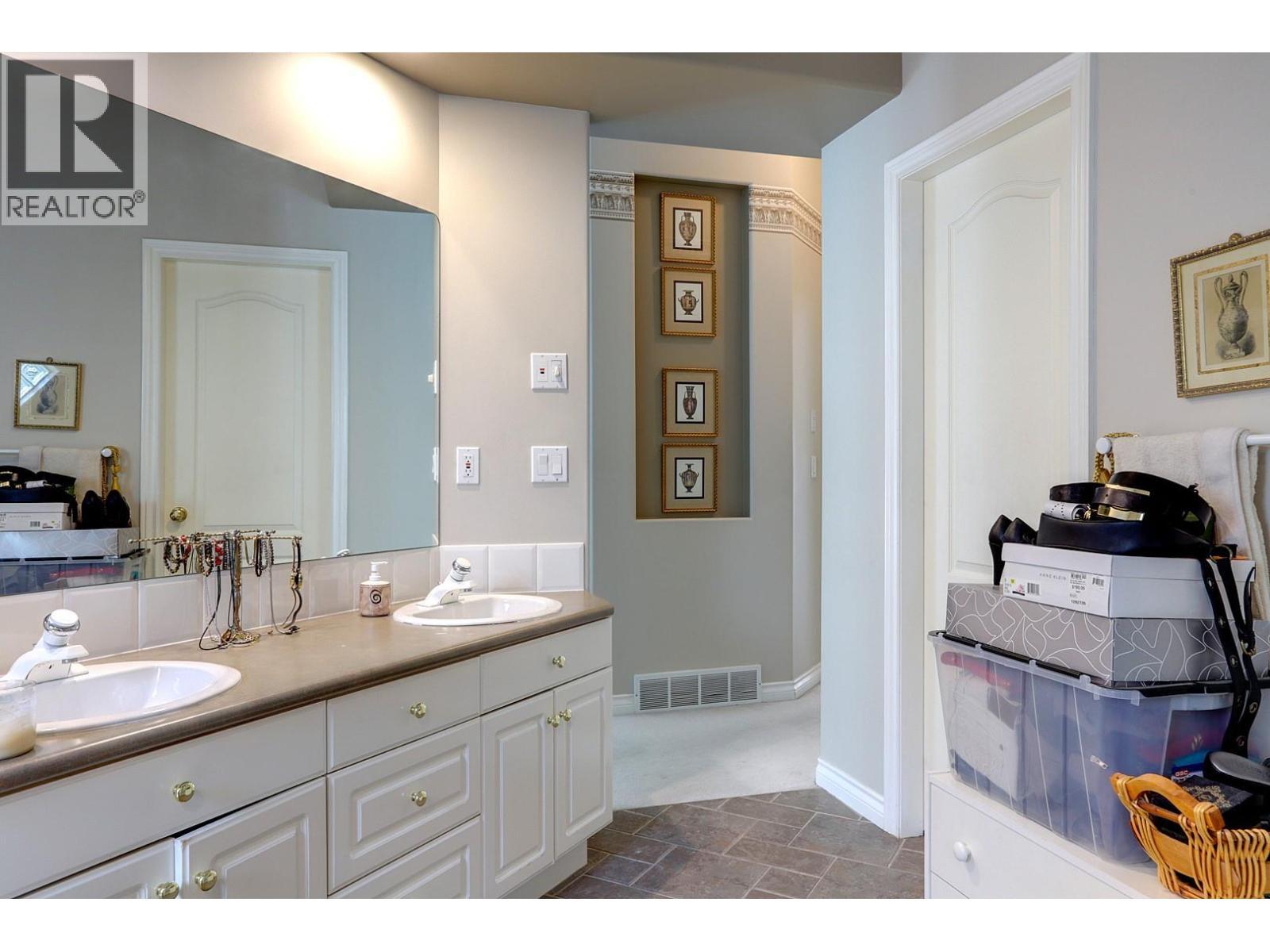 1101 Phoenix Drive, Vernon, BC - Indoor Photo Showing Bathroom