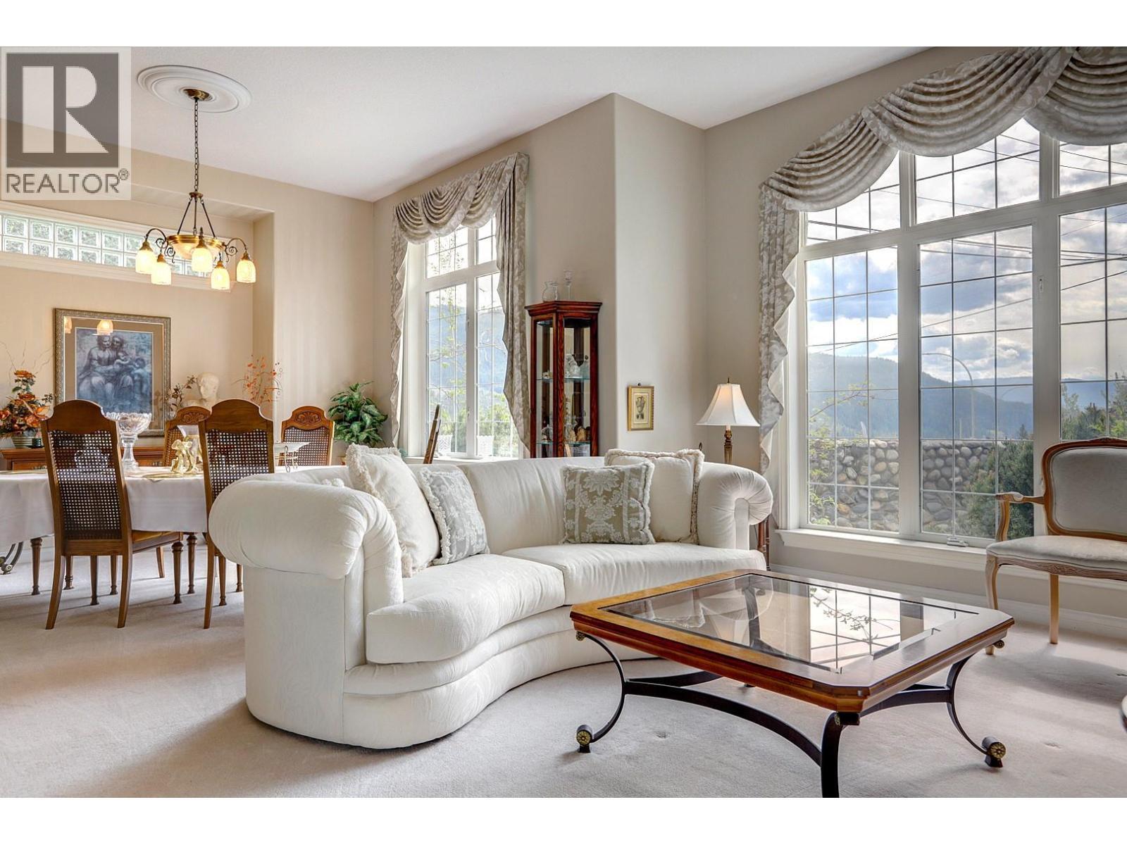 1101 Phoenix Drive, Vernon, BC - Indoor Photo Showing Living Room