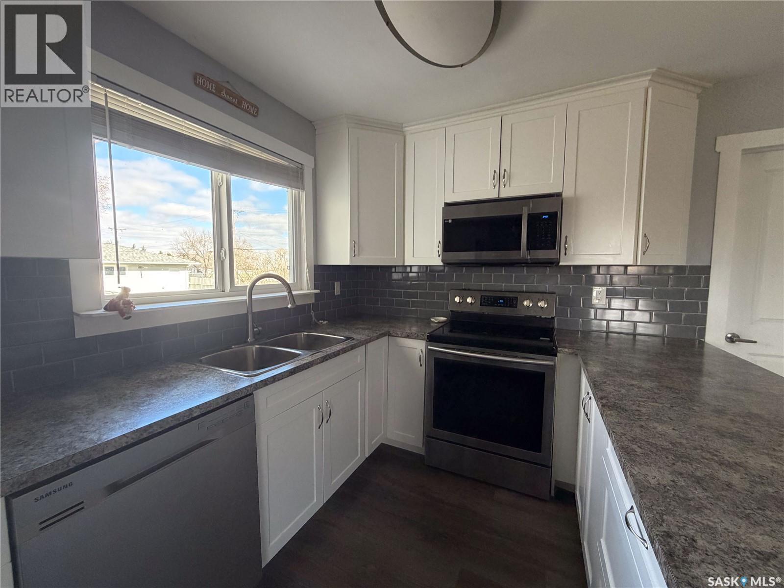 302 Aberdeen Street, Elbow, SK - Indoor Photo Showing Kitchen With Double Sink