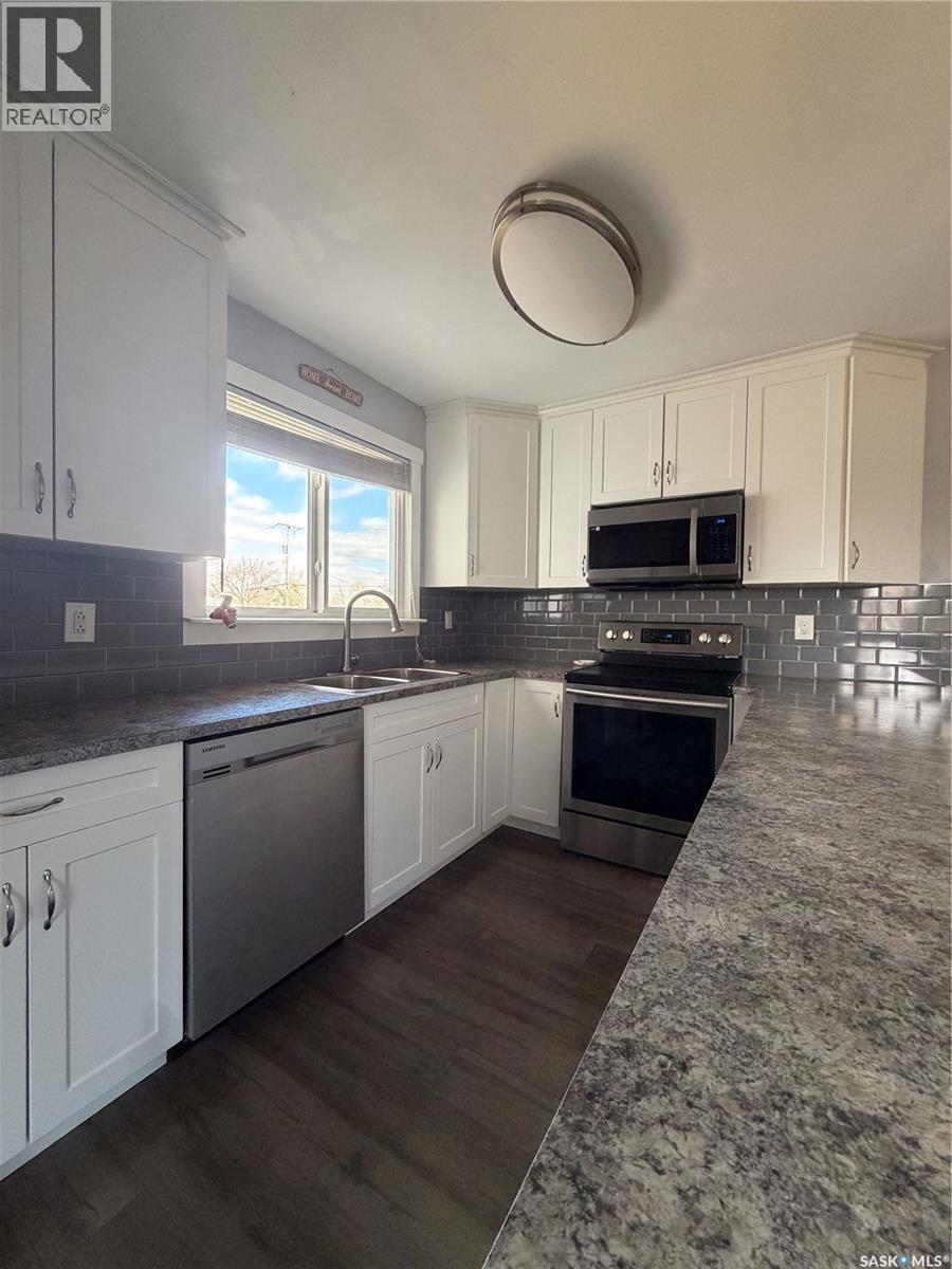 302 Aberdeen Street, Elbow, SK - Indoor Photo Showing Kitchen