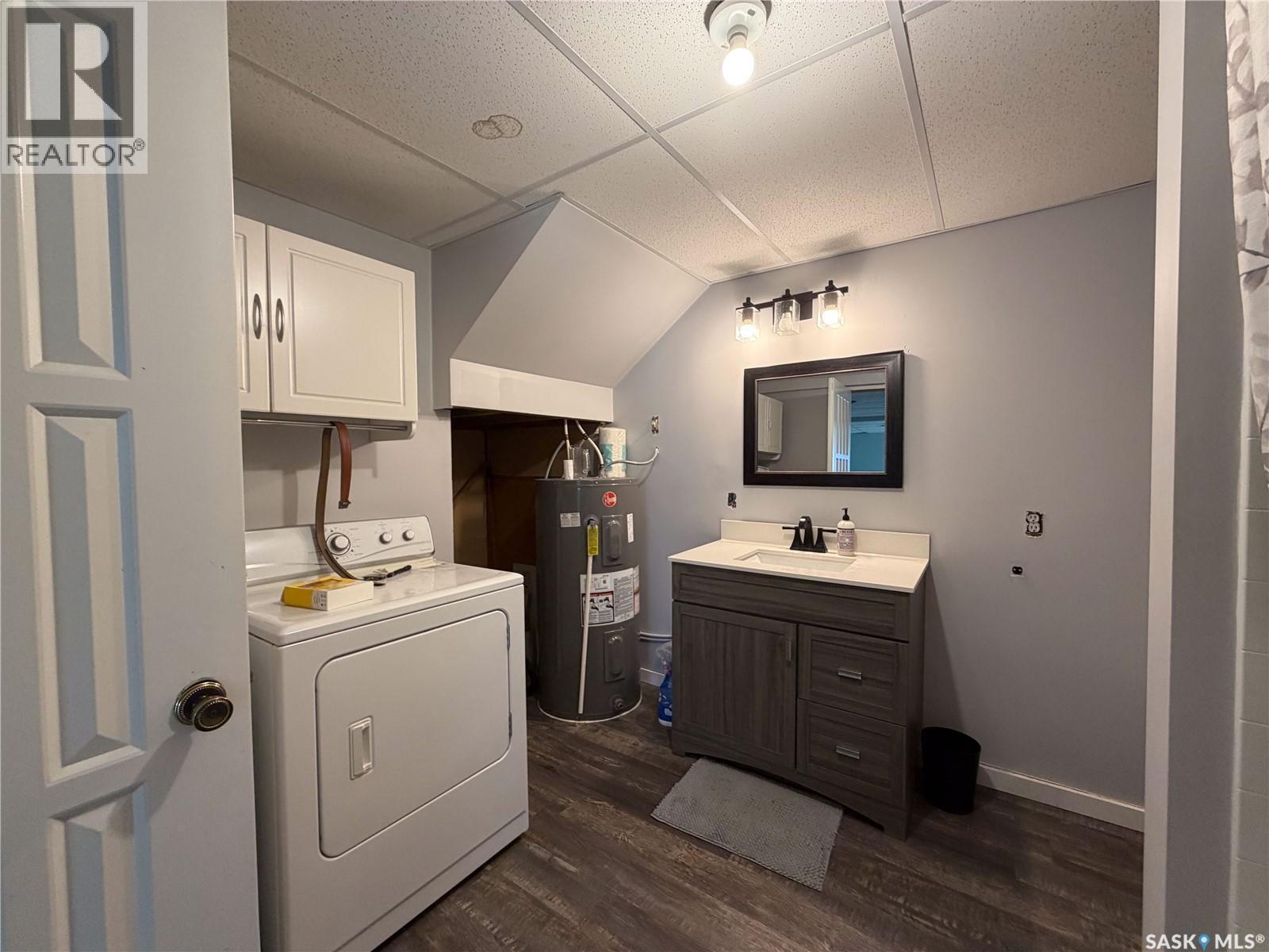 302 Aberdeen Street, Elbow, SK - Indoor Photo Showing Laundry Room