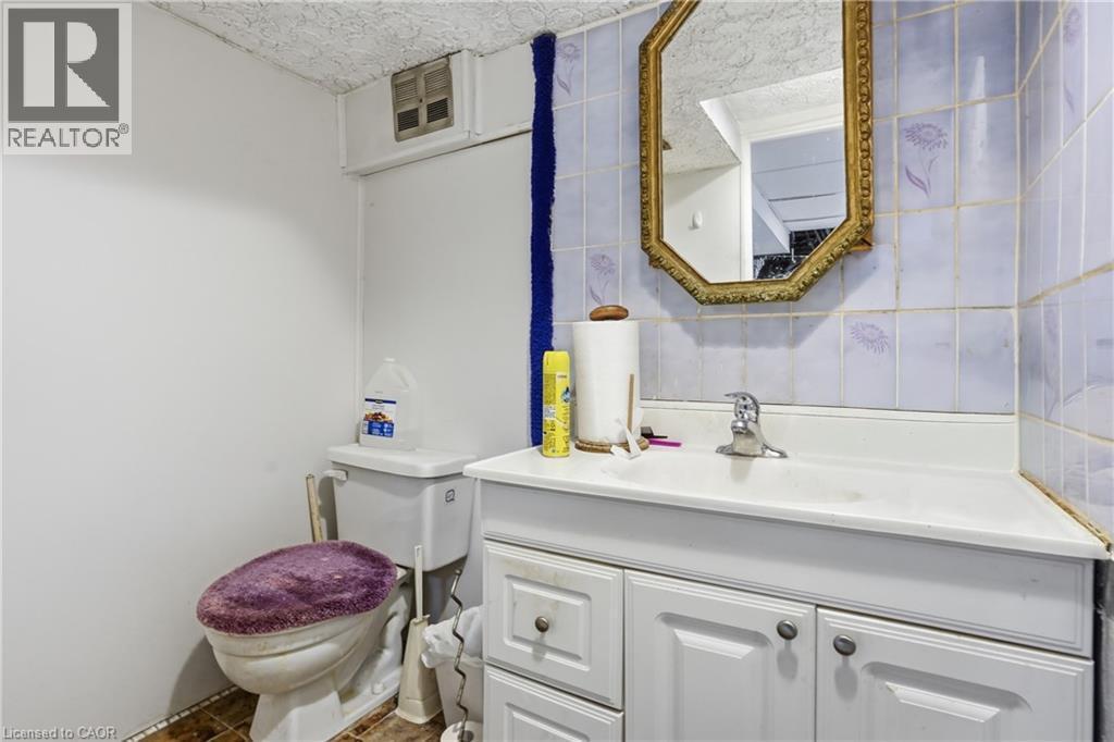 105 Tolton Avenue, Hamilton, ON - Indoor Photo Showing Bathroom