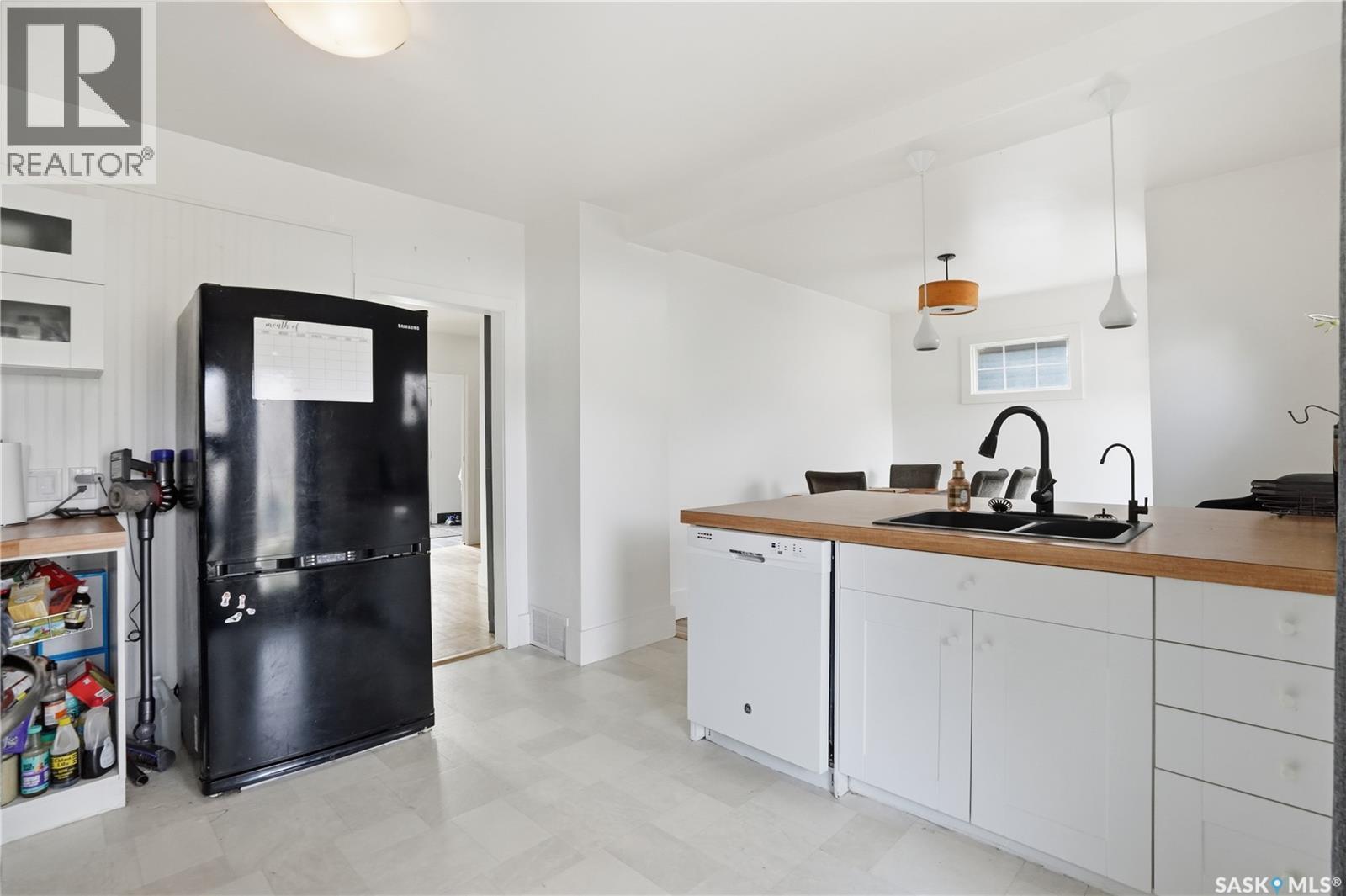 2543 Garnet Street, Regina, SK - Indoor Photo Showing Kitchen With Double Sink