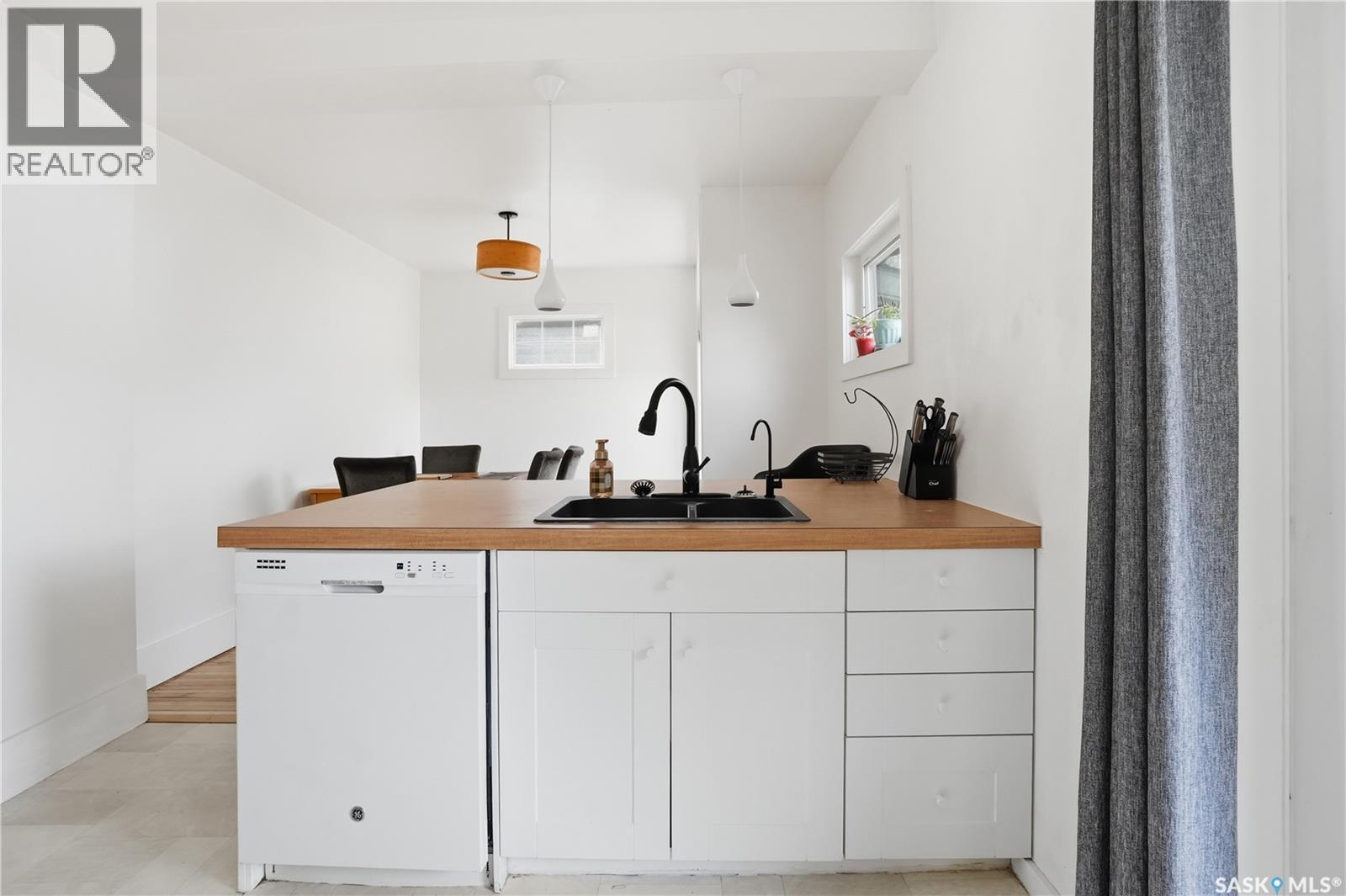 2543 Garnet Street, Regina, SK - Indoor Photo Showing Kitchen With Double Sink