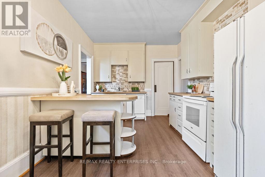 1520 Pinetree Crescent, Mississauga, ON - Indoor Photo Showing Kitchen With Upgraded Kitchen
