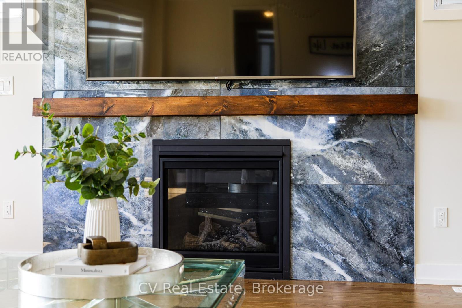 111 Stoneleigh Drive, Blue Mountains, ON - Indoor Photo Showing Living Room With Fireplace