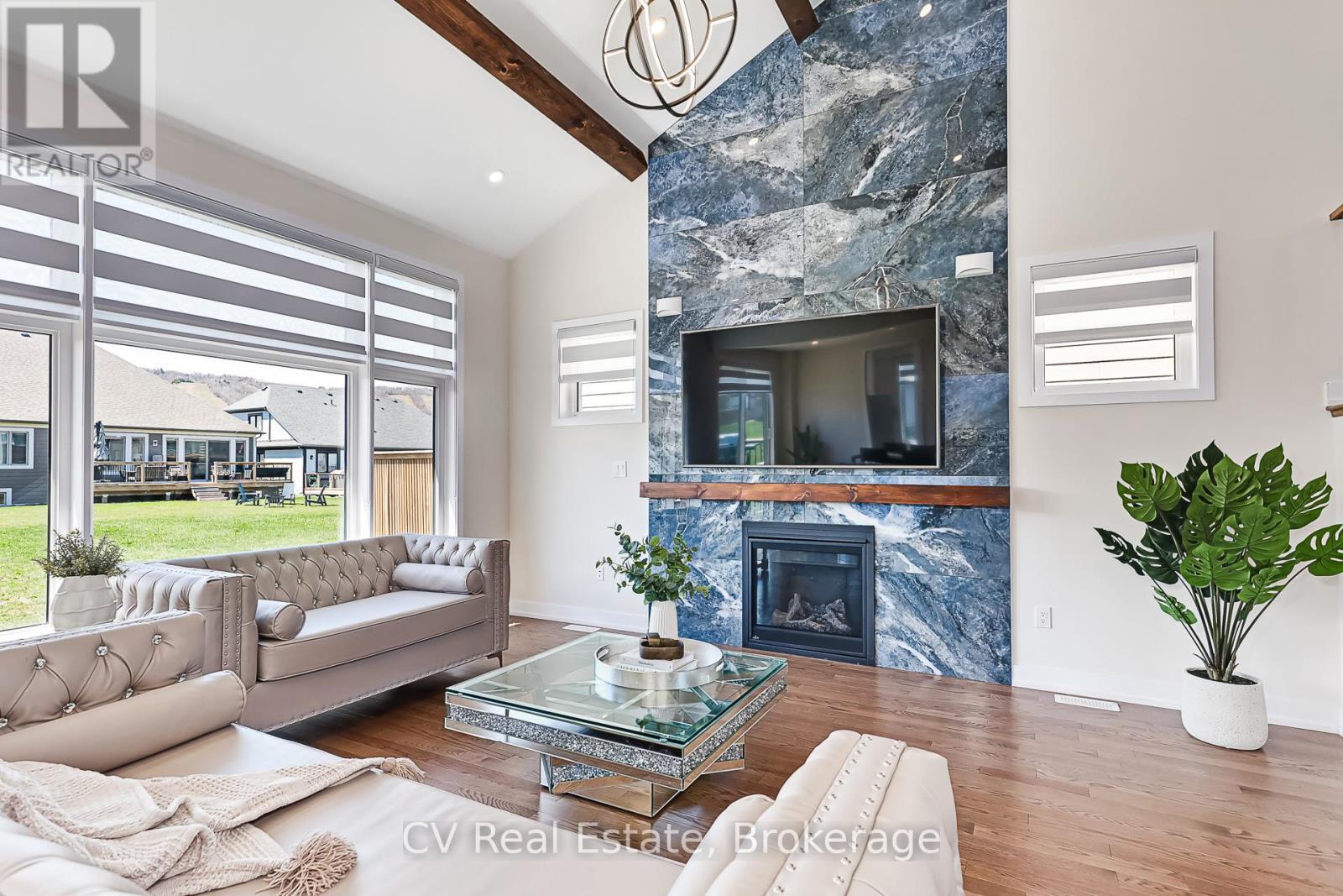 111 Stoneleigh Drive, Blue Mountains, ON - Indoor Photo Showing Living Room With Fireplace
