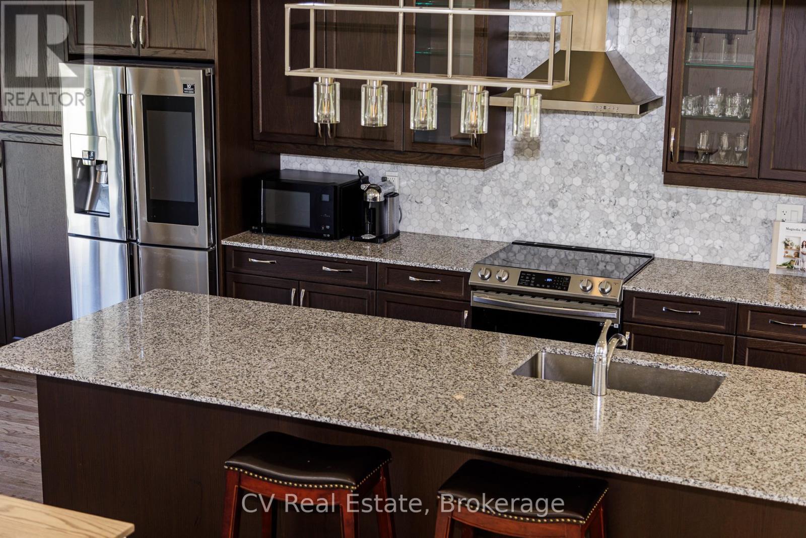 111 Stoneleigh Drive, Blue Mountains, ON - Indoor Photo Showing Kitchen With Upgraded Kitchen