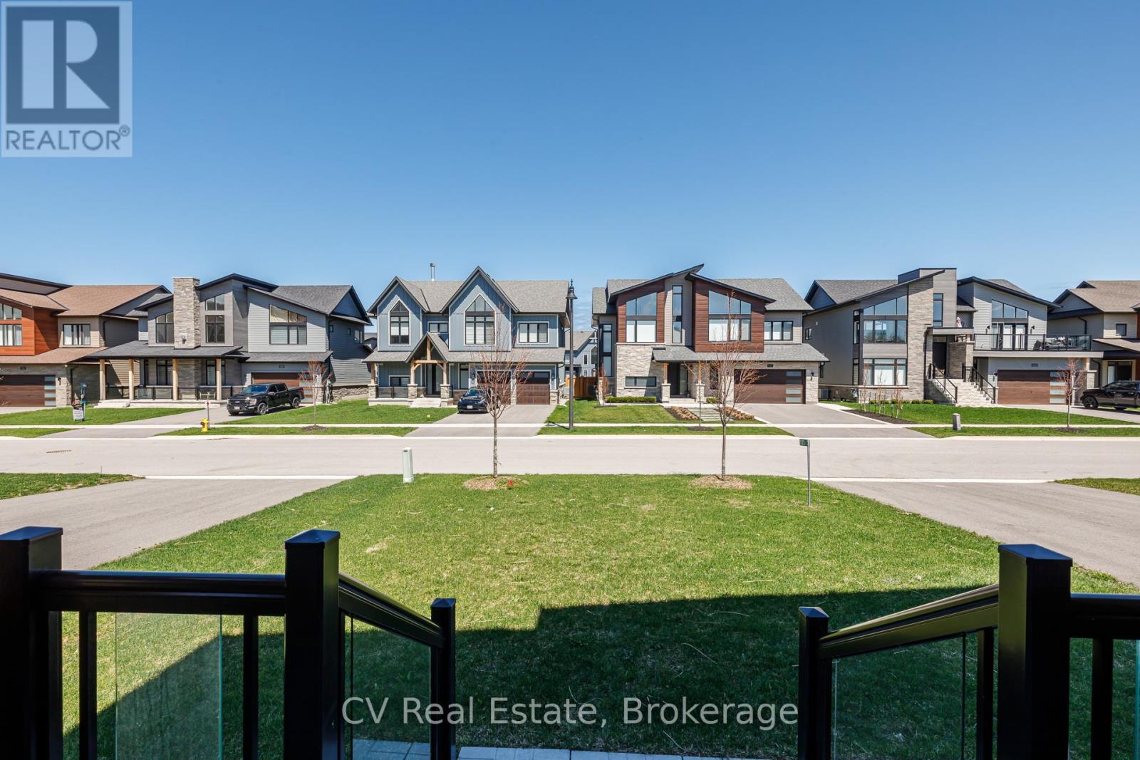111 Stoneleigh Drive, Blue Mountains, ON - Outdoor With Facade