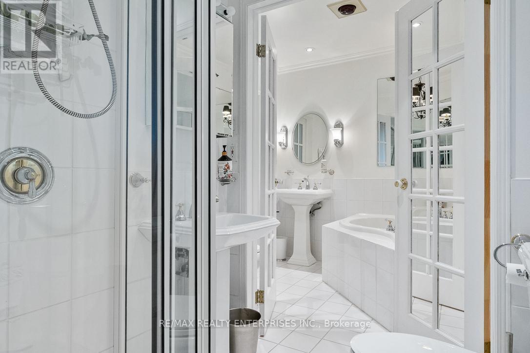 1373 Queen Victoria Avenue, Mississauga, ON - Indoor Photo Showing Bathroom