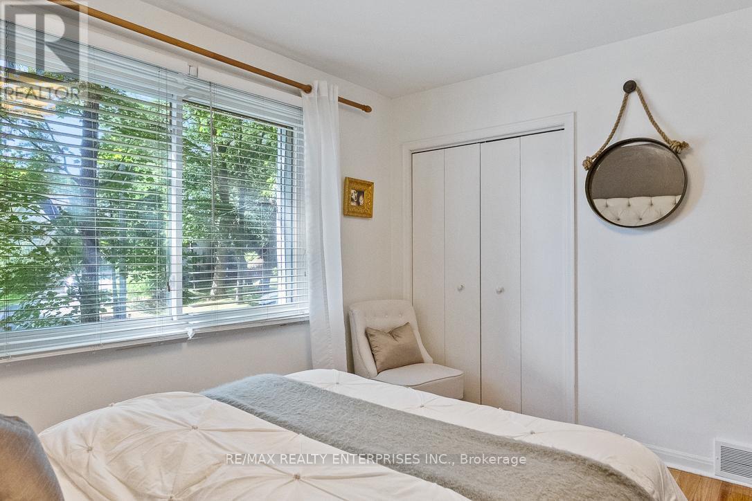1373 Queen Victoria Avenue, Mississauga, ON - Indoor Photo Showing Bedroom