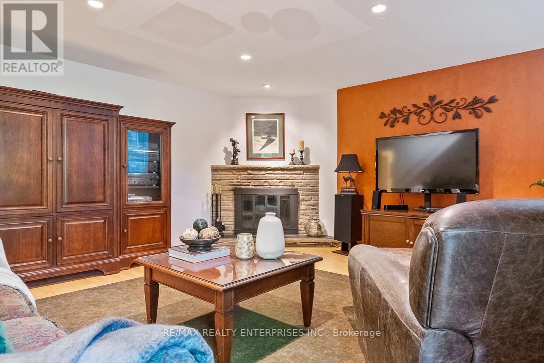 1373 Queen Victoria Avenue, Mississauga, ON - Indoor Photo Showing Living Room With Fireplace
