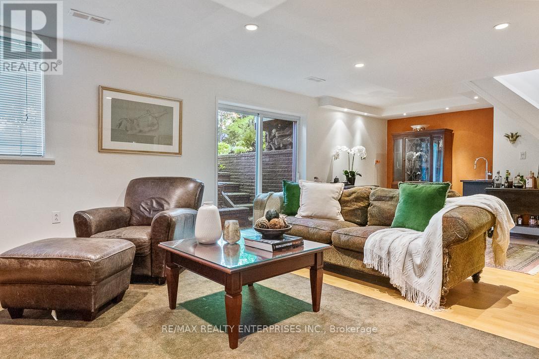 1373 Queen Victoria Avenue, Mississauga, ON - Indoor Photo Showing Living Room