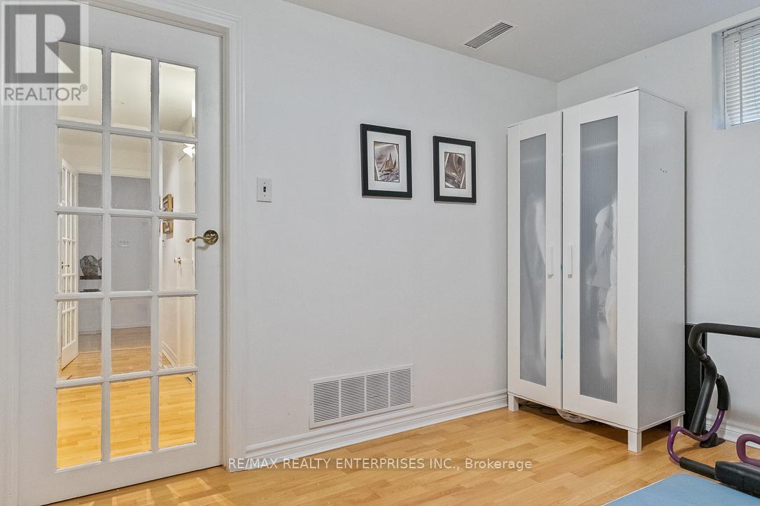 1373 Queen Victoria Avenue, Mississauga, ON - Indoor