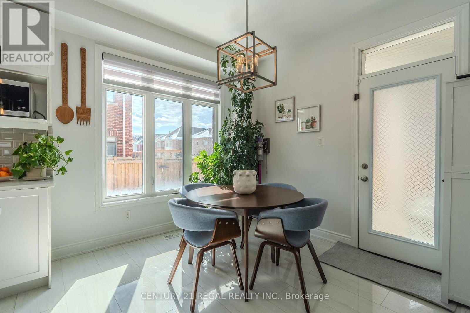 25 Elysian Fields Circle, Brampton, ON - Indoor Photo Showing Dining Room