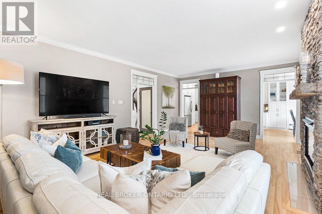 32 Feldspar Crescent, Ottawa, ON - Indoor Photo Showing Living Room