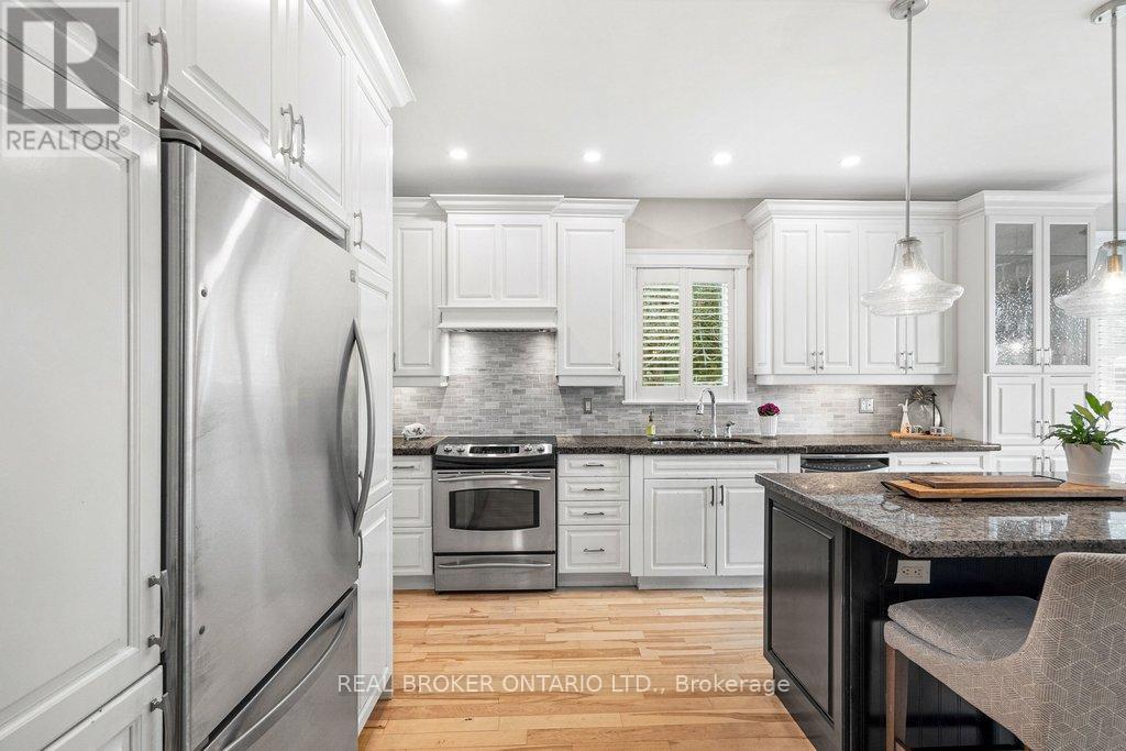 32 Feldspar Crescent, Ottawa, ON - Indoor Photo Showing Kitchen With Upgraded Kitchen