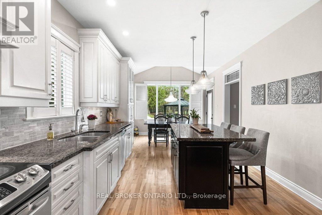32 Feldspar Crescent, Ottawa, ON - Indoor Photo Showing Kitchen With Double Sink With Upgraded Kitchen