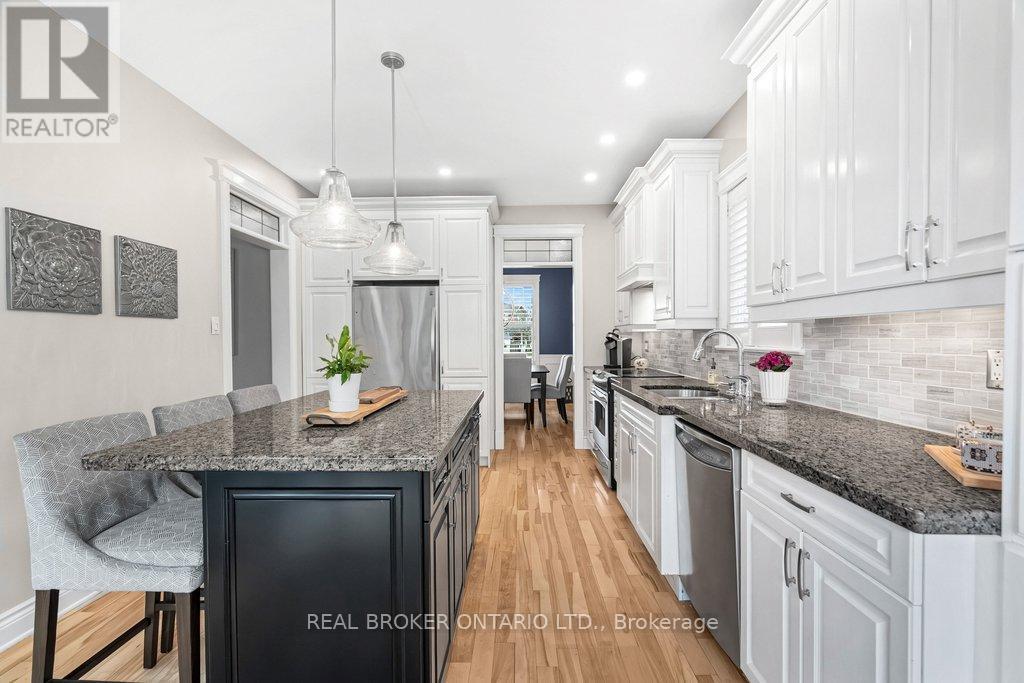 32 Feldspar Crescent, Ottawa, ON - Indoor Photo Showing Kitchen With Upgraded Kitchen